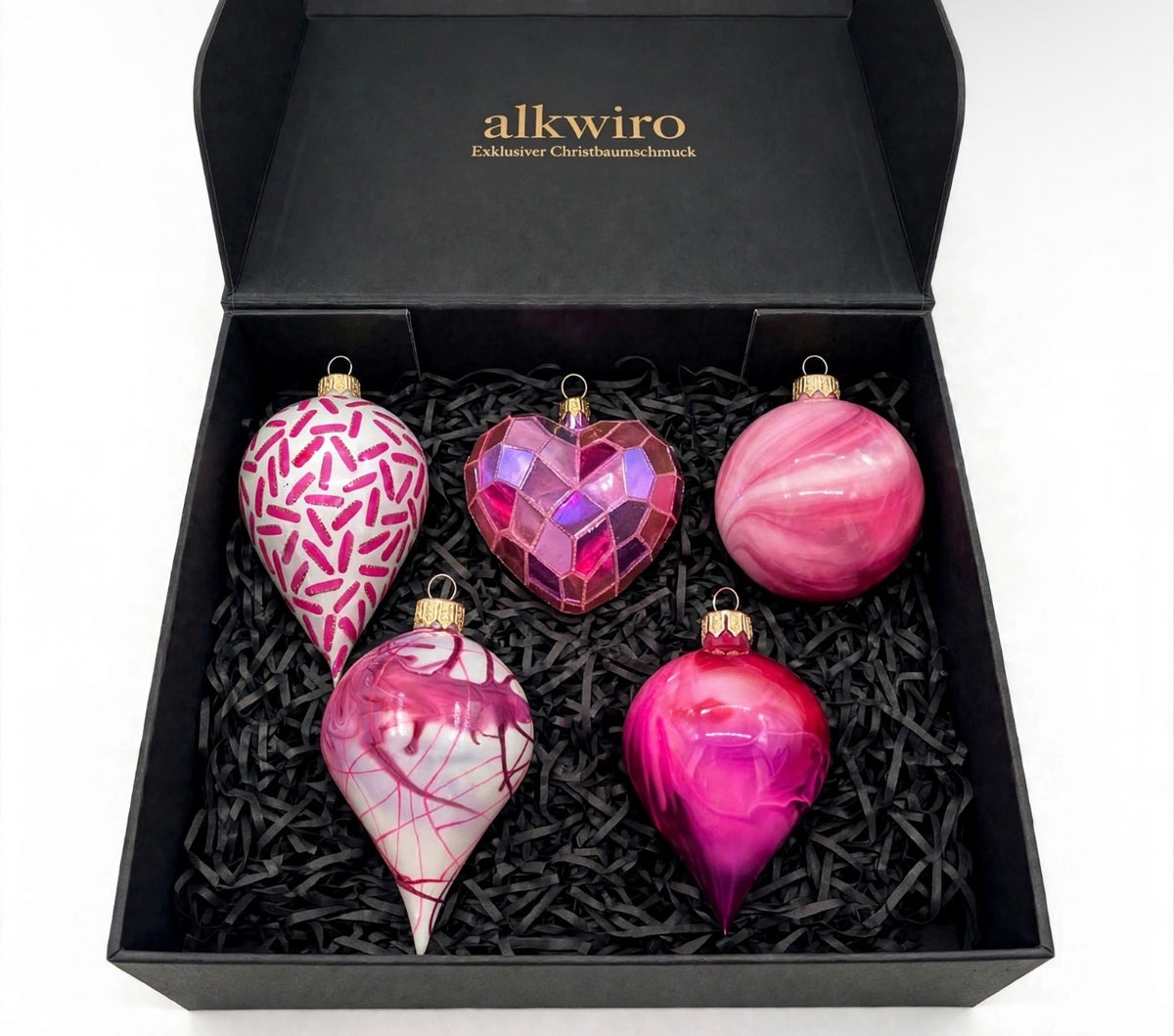 alkwiro schwarze Geschenkbox offen mit 5 rosa exklusiven Christbaumkugeln - Weiß mit Pink Sprinkles, Mosaik Herz, Marmormuster Kugel